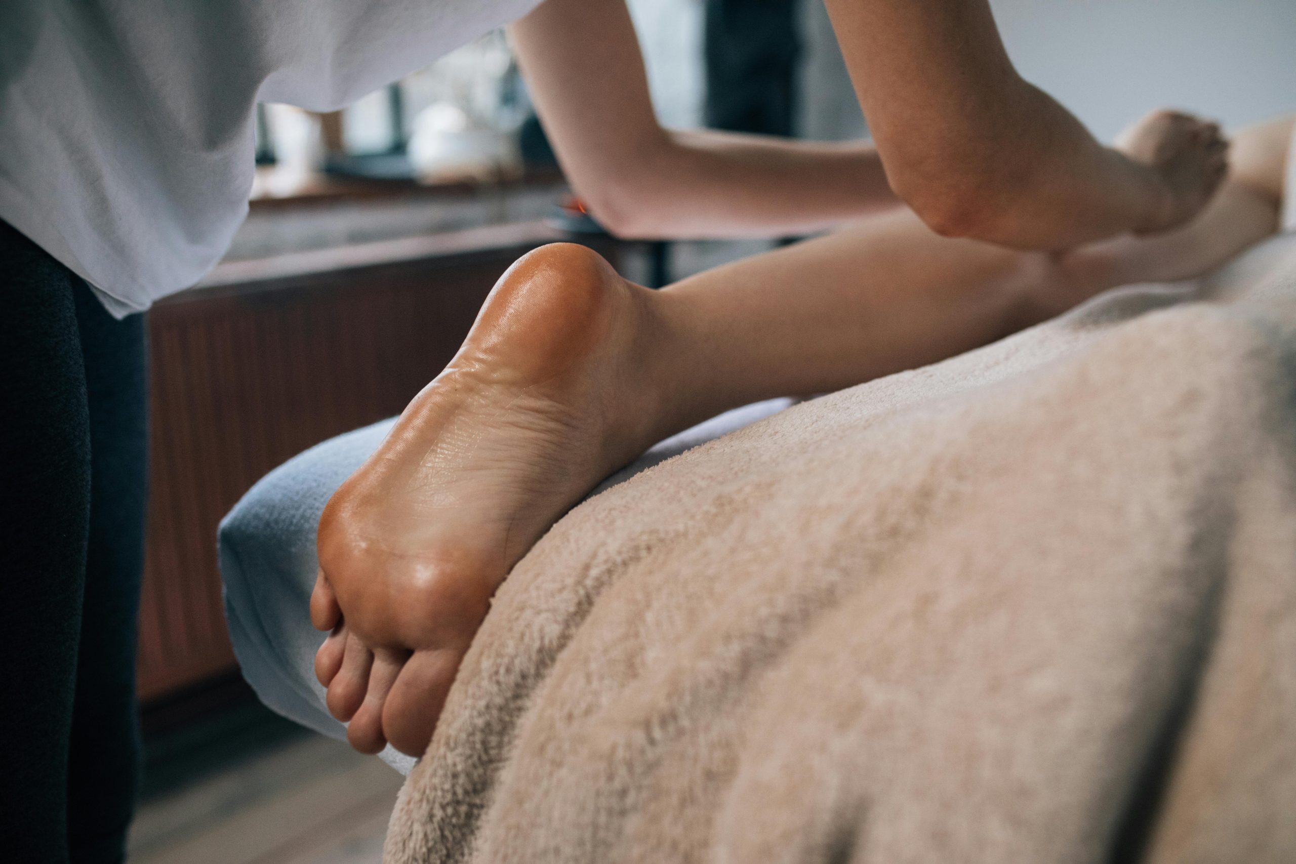Jambes lourdes en fin de journée : comprendre cette sensation à Vienne et Lyon Drainage lymphatique jambes lourdes